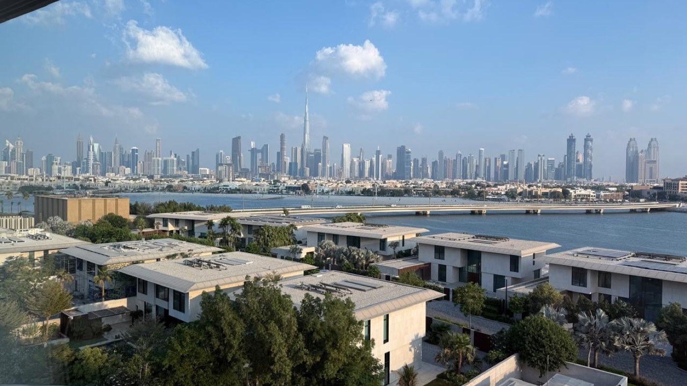 Bvlgari Residences Dubai on Jumeira Bay Island - view over the Bvlgari mansions and the bridge to the Downtown Dubai skyline and Burj Khalifa