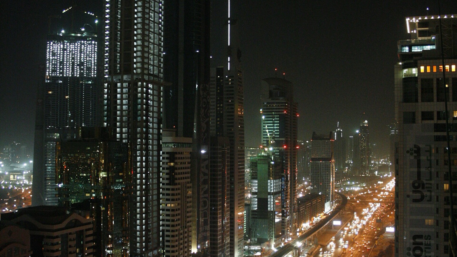 Rich Property adviser presenting the four steps of a Dubai assignment sale in a Business Bay boardroom - reaching the developer paid threshold of 30 to 40 percent, obtaining the developer NOC, paying the assignment fee and 4 percent DLD fee, and transferring the Oqood to the new buyer