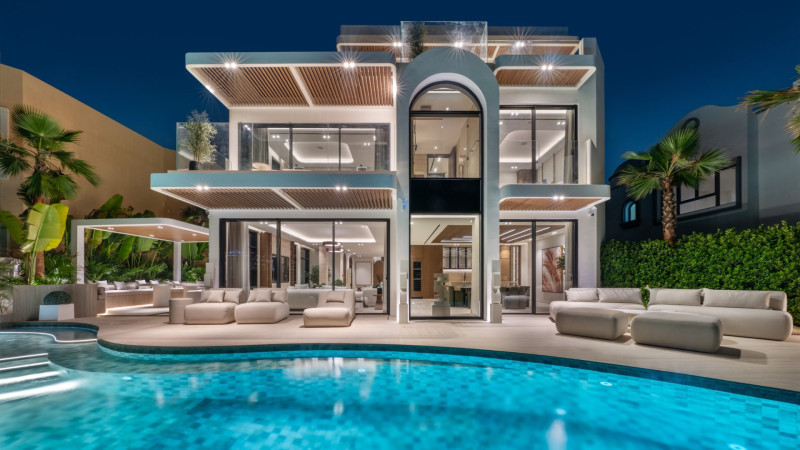 Fully Renovated 5 Bedroom Villa for Sale in Palm Jumeirah, Dubai