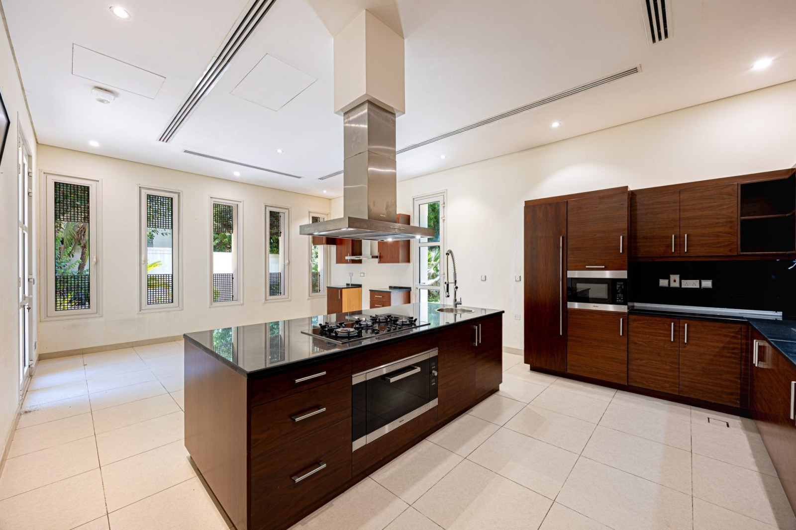 2 Bedroom Villa — Emirates Hills, Sector E - Dubai — photo 14