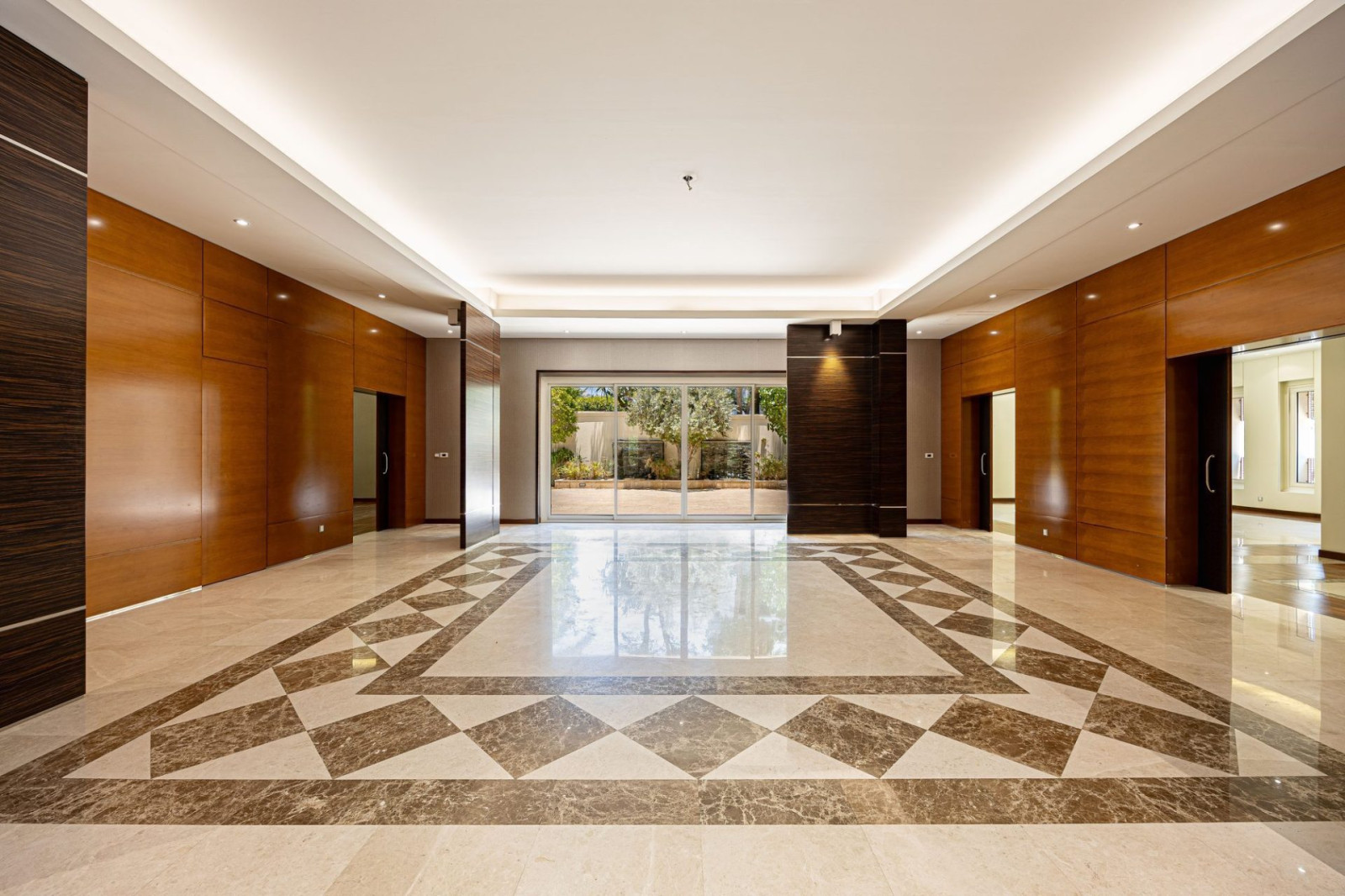 2 Bedroom Villa — Emirates Hills, Sector E - Dubai — photo 2