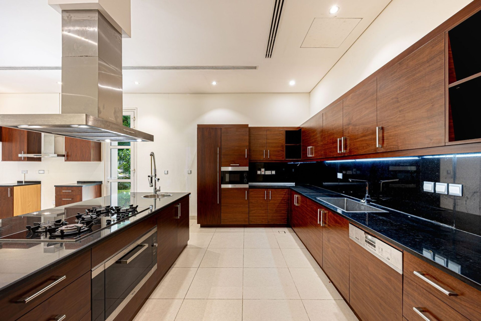 2 Bedroom Villa — Emirates Hills, Sector E - Dubai — photo 8