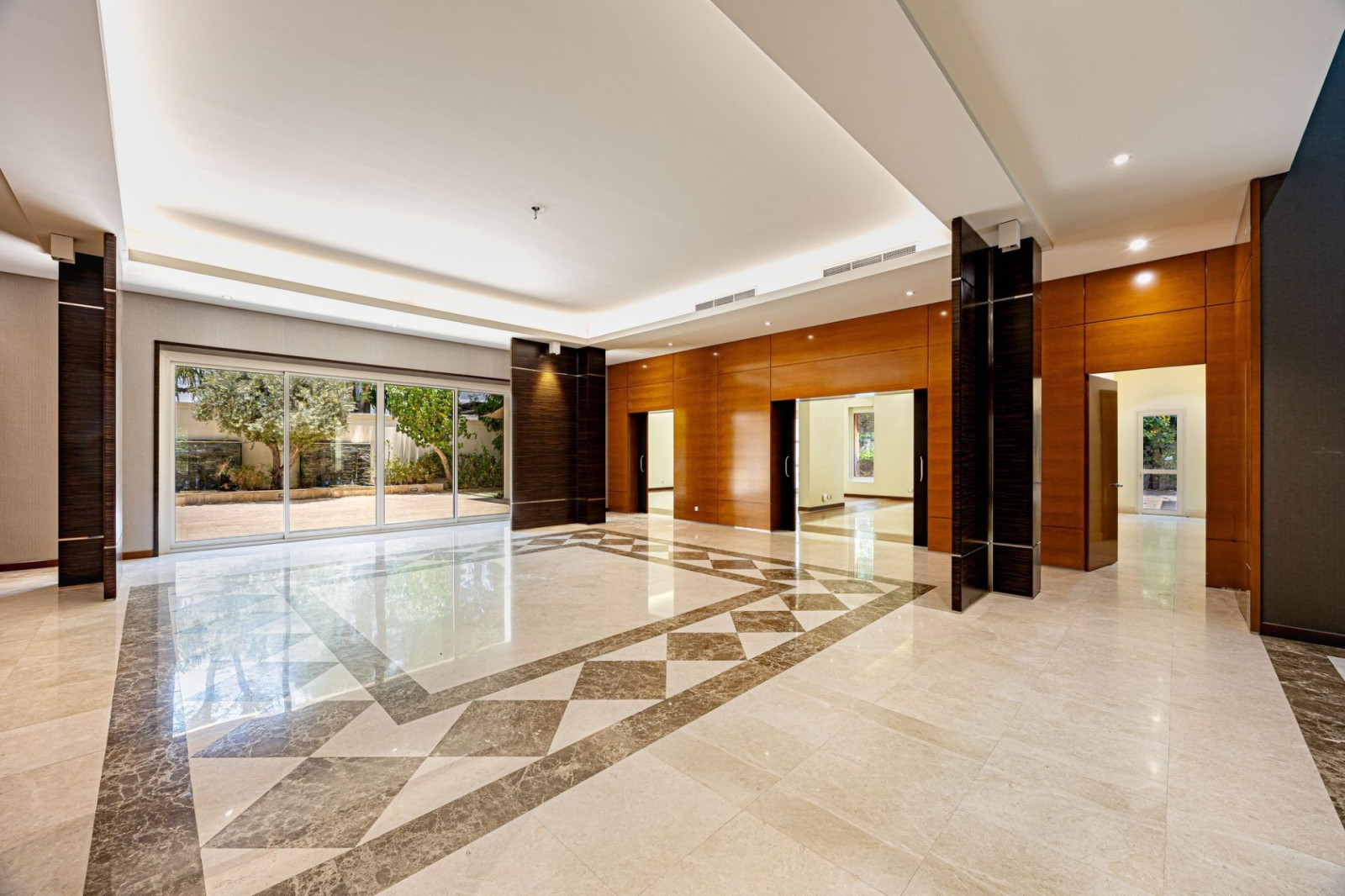 2 Bedroom Villa — Emirates Hills, Sector E - Dubai — photo 4