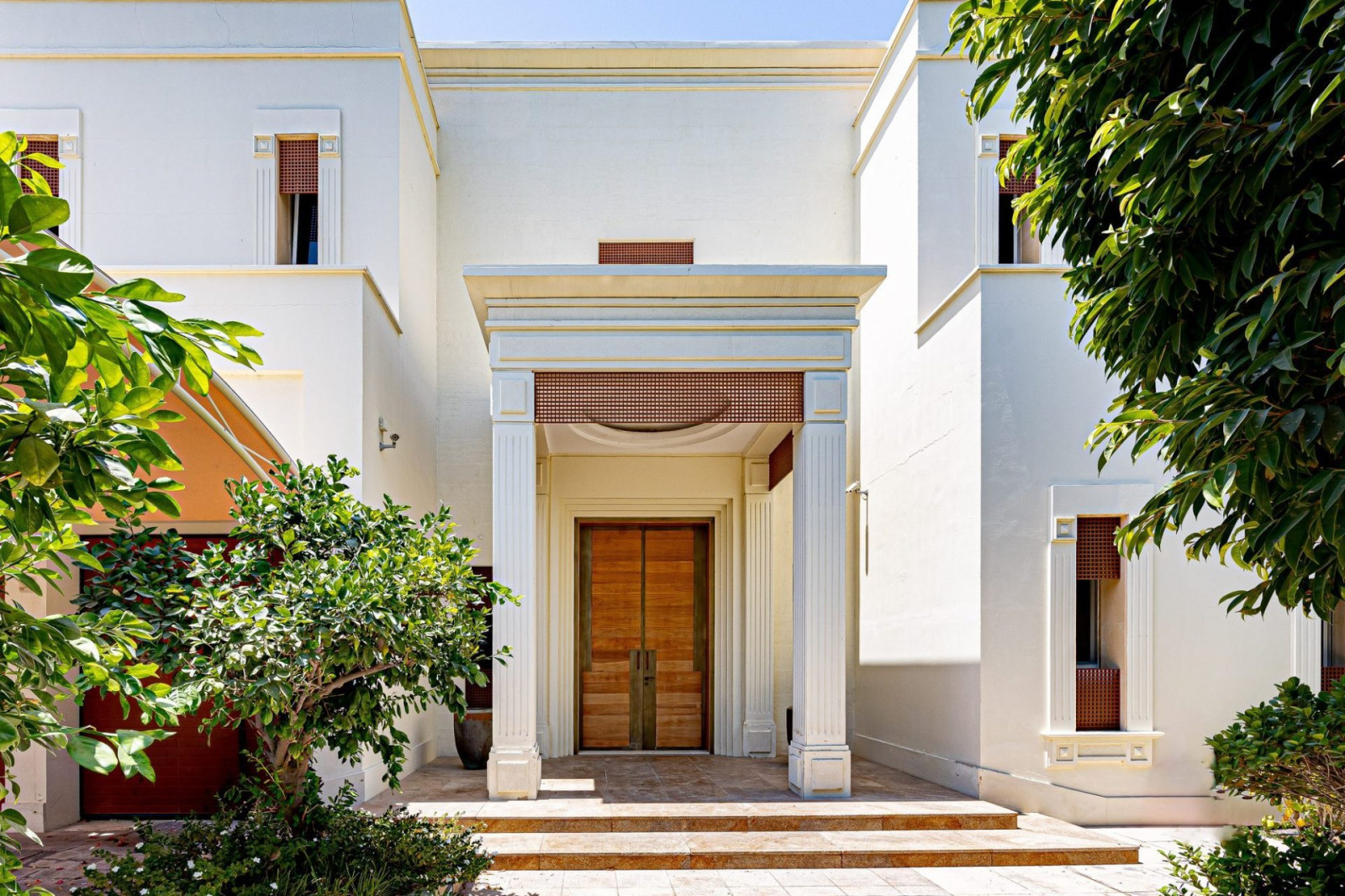 2 Bedroom Villa — Emirates Hills, Sector E - Dubai — photo 1