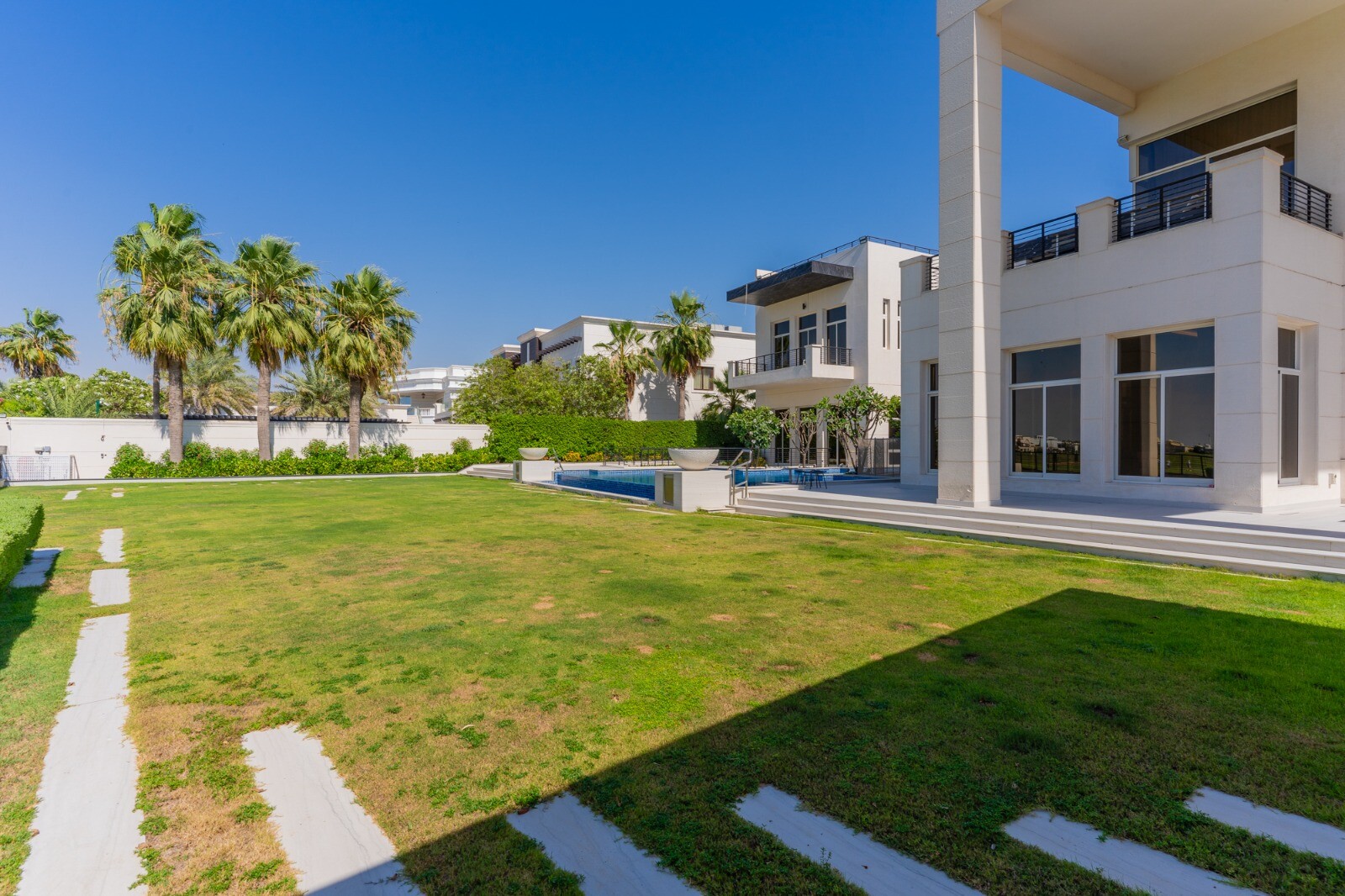 8 Bedroom Villa — Emirates Hills, L Sector - Dubai — photo 3