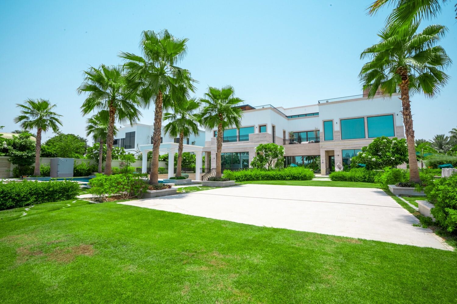 7 Bedroom Villa — Emirates Hills L Sector - Dubai — photo 2