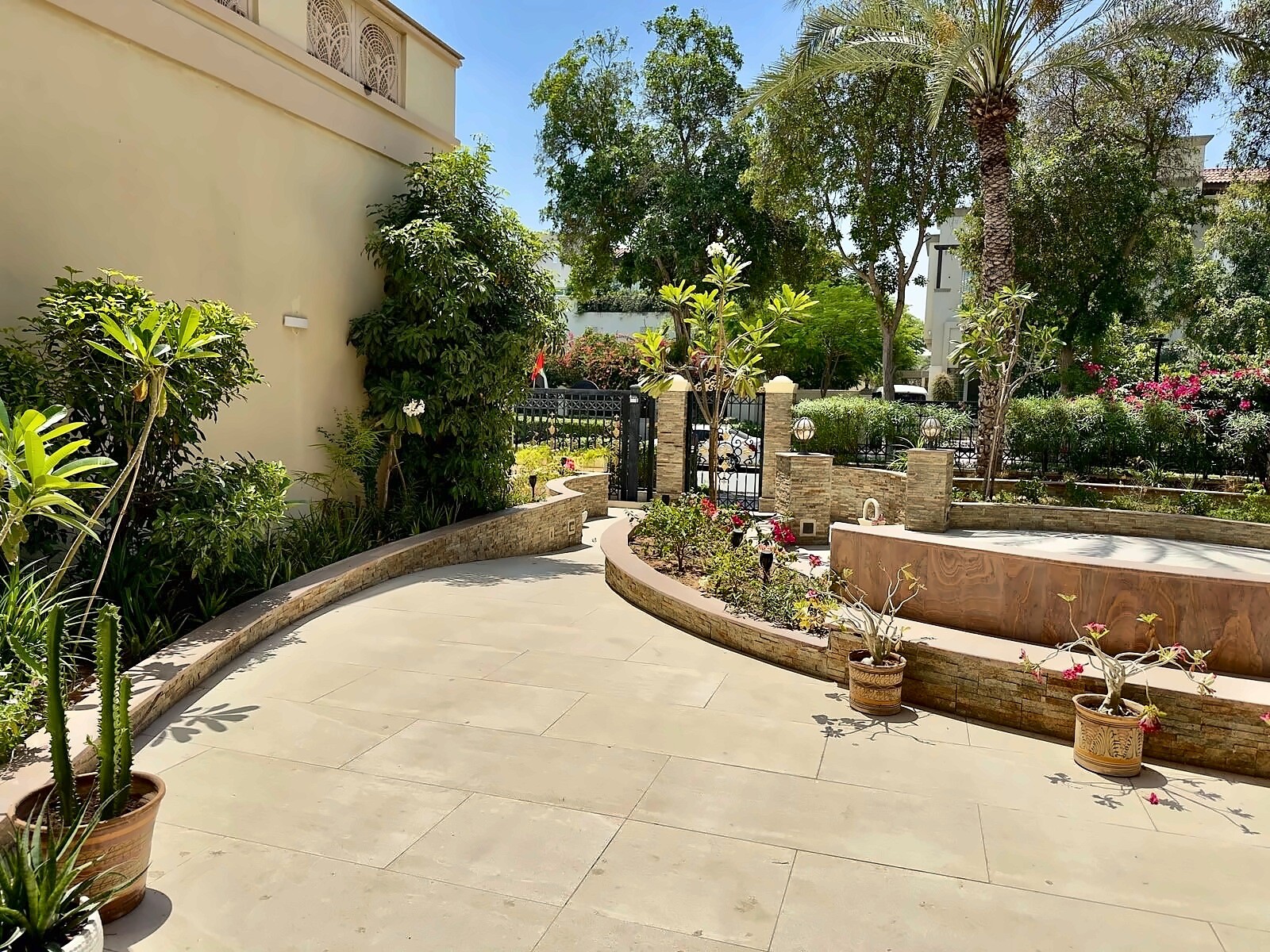 6 Bedroom Villa — Emirates Hills, Sector H - Dubai — photo 5