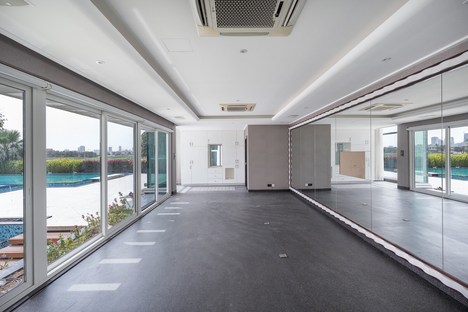 6 Bedroom Villa — Emirates Hills, Sector P - Dubai — photo 26
