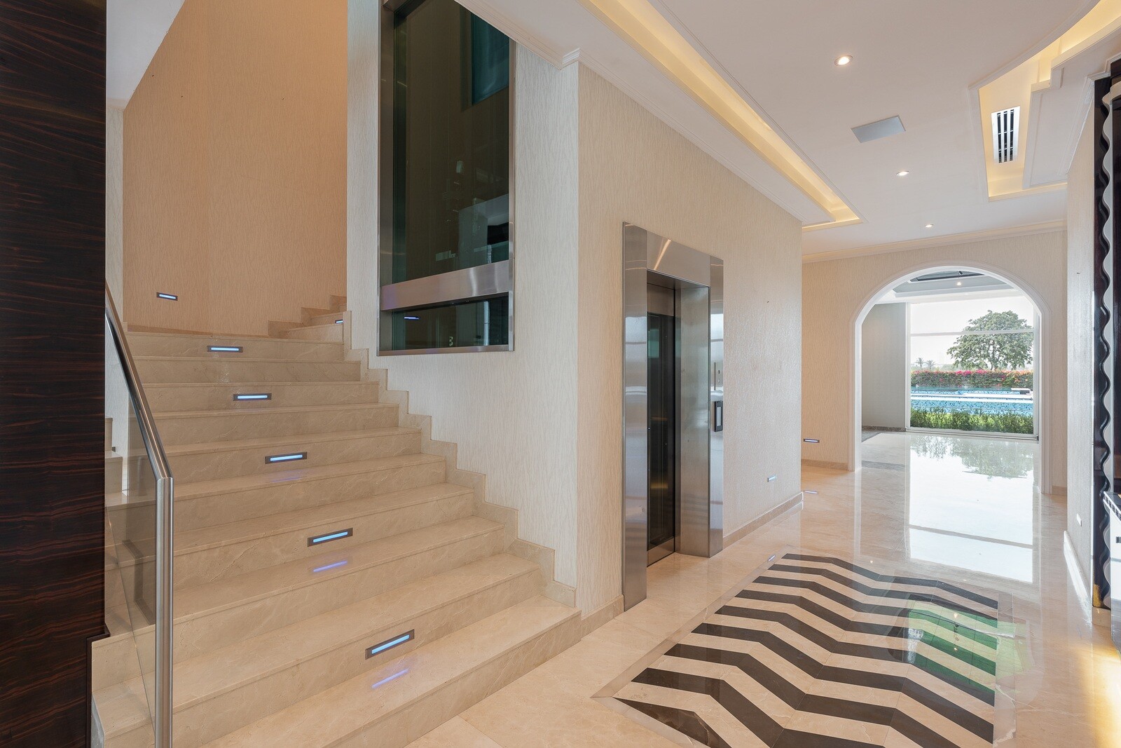 6 Bedroom Villa — Emirates Hills, Sector P - Dubai — photo 19