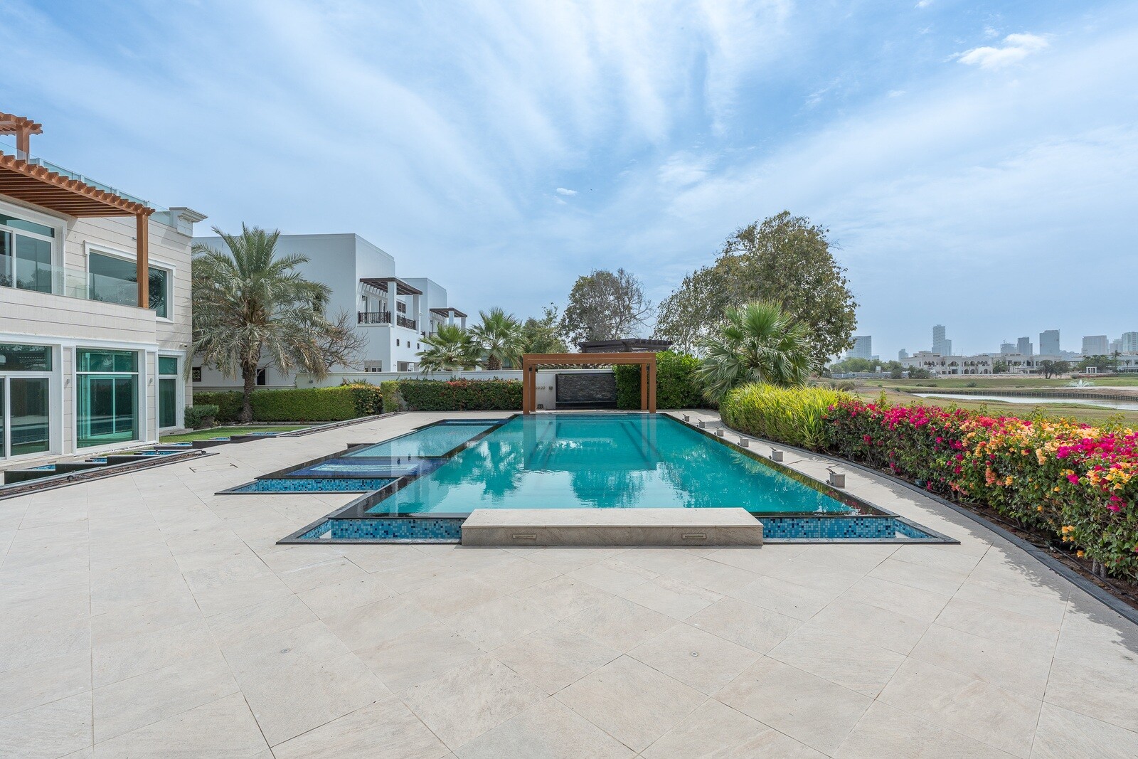 6 Bedroom Villa — Emirates Hills, Sector P - Dubai — photo 6