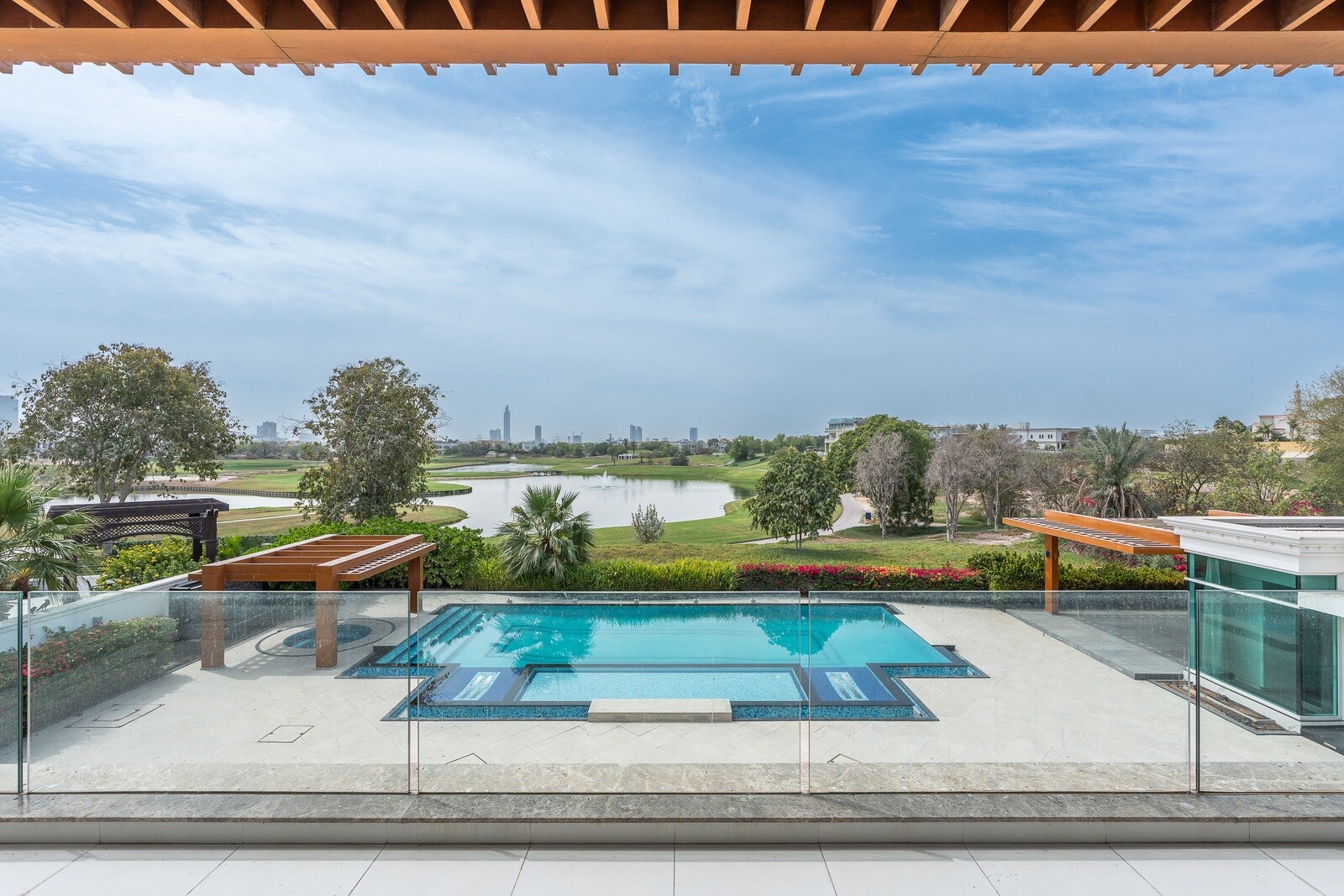 6 Bedroom Villa — Emirates Hills, Sector P - Dubai — photo 4