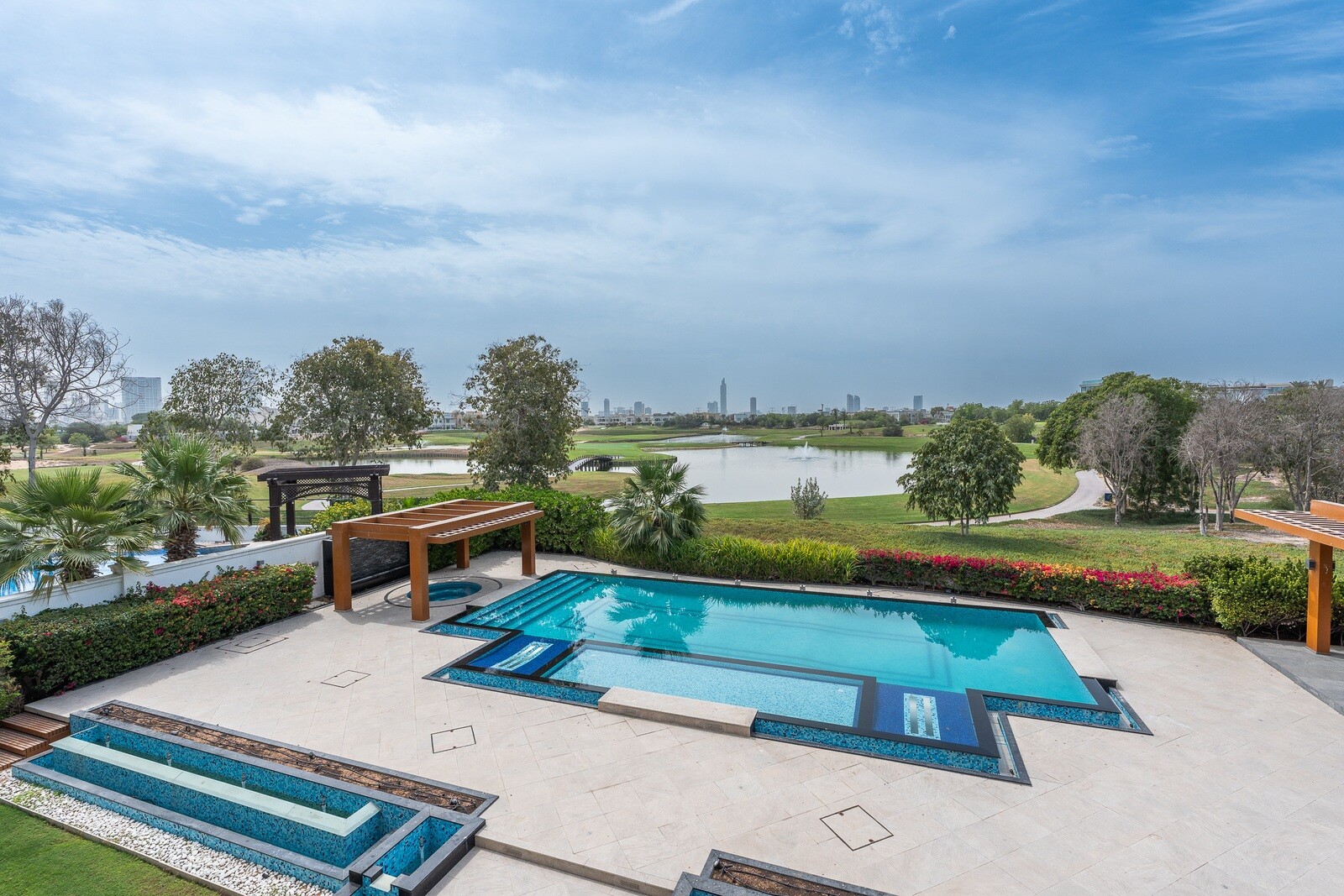 6 Bedroom Villa — Emirates Hills, Sector P - Dubai — photo 5