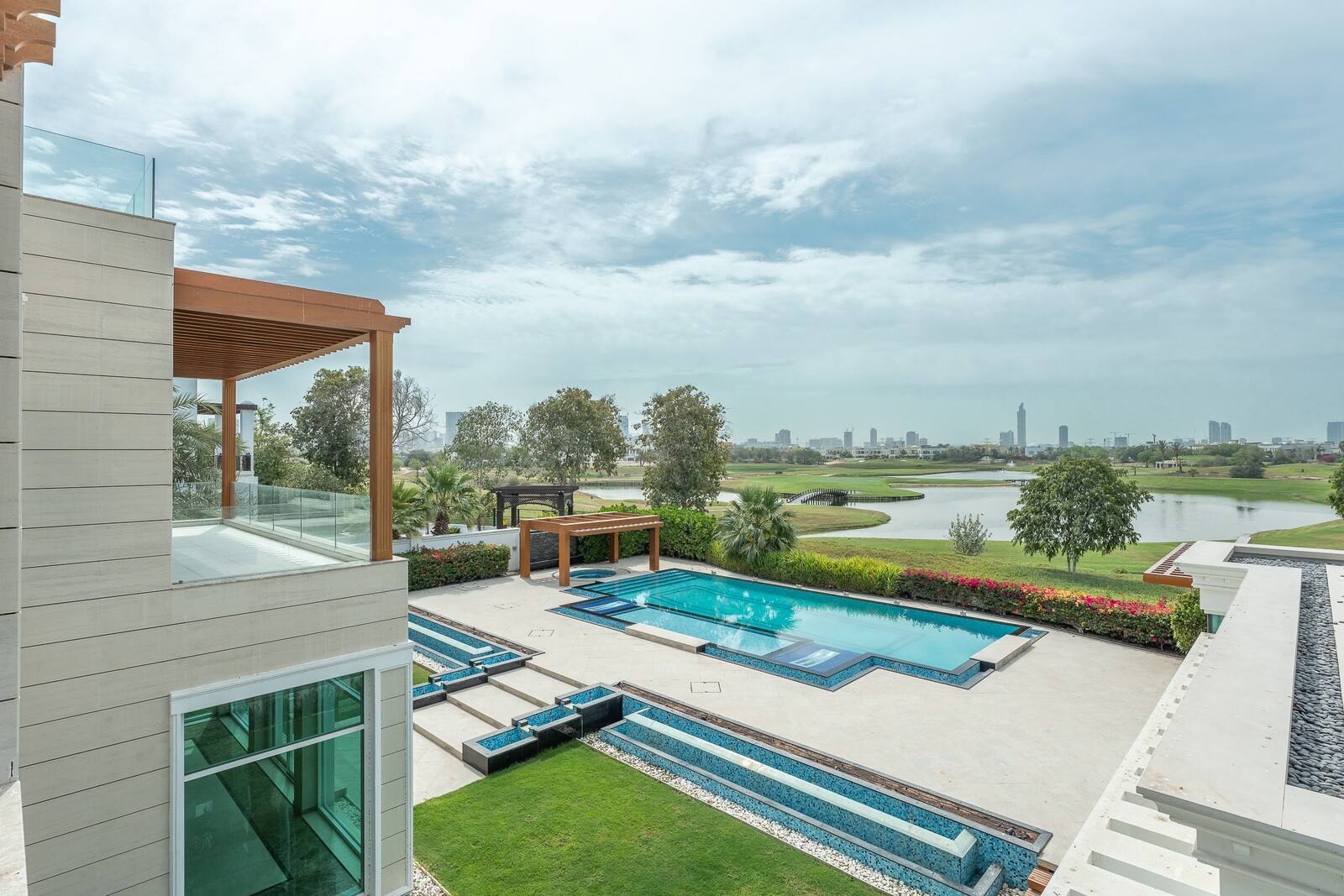 6 Bedroom Villa — Emirates Hills, Sector P - Dubai — photo 3