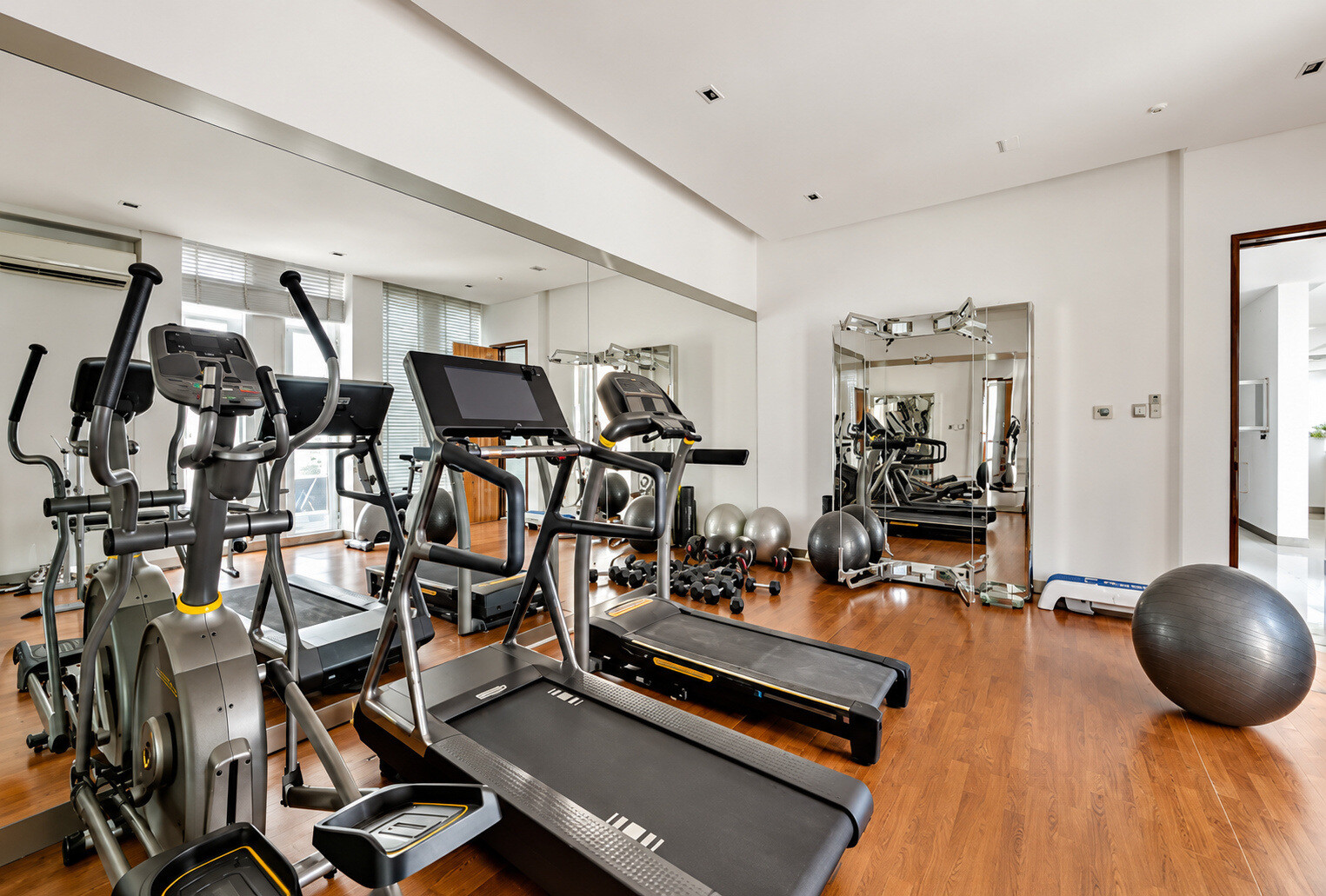 5 Bedroom Villa — Emirates Hills, Sector P - Dubai — photo 12