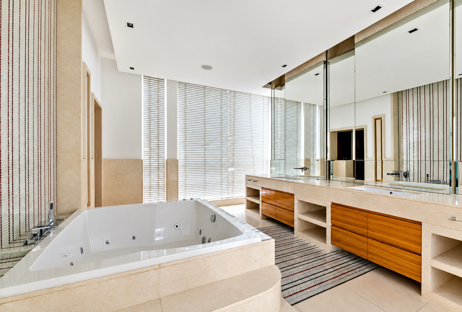5 Bedroom Villa — Emirates Hills, Sector P - Dubai — photo 20