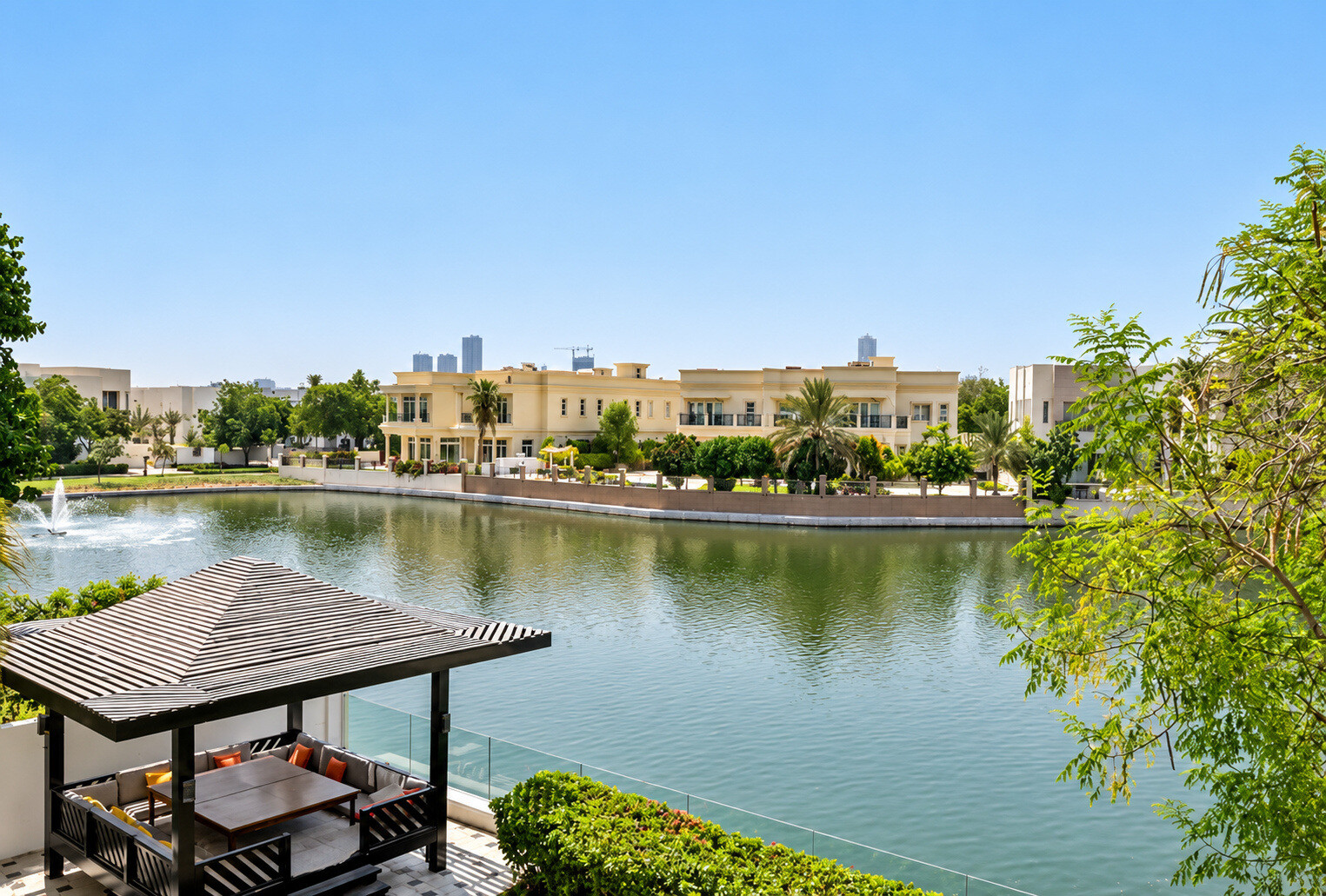 5 Bedroom Villa — Emirates Hills, Sector P - Dubai — photo 1
